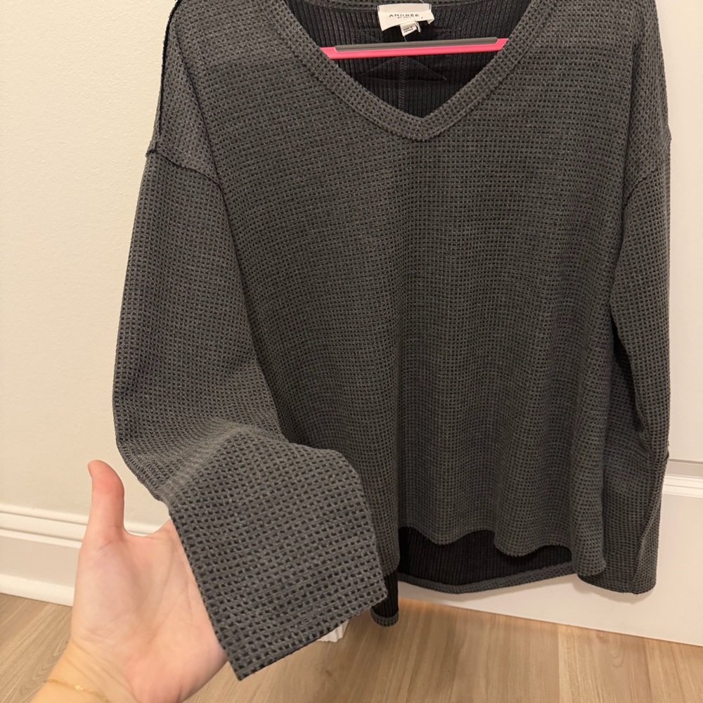 ANDREE BY UNIT Charcoal V-Neck Waffled Shirt - Picture 3 of 6